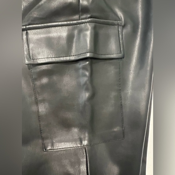 Zara black faux leather cargo pants snap fasteners ankles size 6 - Picture 6 of 11